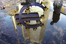 Banke preko noči pri ECB naložile rekordnih 455 milijard evrov