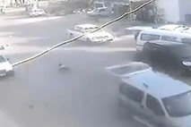 Šokanten posnetek: Otroka med vožnjo iz prtljažnika padla na cesto