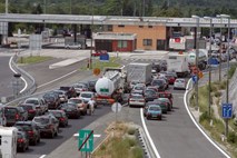 Na Primorski avtocesti huda prometna nesreča, nastajajo daljši zastoji