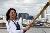 Nadia Comaneci z olimpijskim ognjem obsijala London