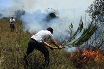 "Najprej življenja, potem lastnina": Ogenj na Hrvaškem ponekod dosegel naselja