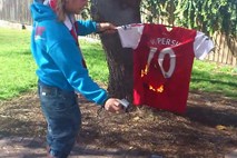 Arsenalovi navijači že začeli množično zažigati Van Persiejev dres