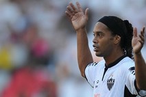 Ronaldinho še vedno zna: poglejte njegov zadetek po preigravanju s polovice igrišča