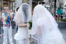 V središču Beograda poroka in poljub dveh deklet