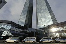 Deutsche Bank pod plazom kritik zaradi odziva na preiskave