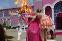 Plastično življenje ni fantastično: V Berlinu buren odziv ob otvoritvi sanjske hiše Barbie (foto)