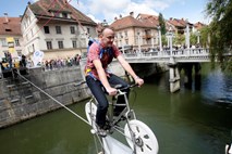 Ljubljančani so se lahko s kolesom peljali po žici čez Ljubljanico (foto in video)