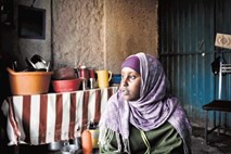 Somalijska deklica na varnem v Sloveniji
