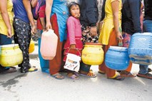 Obupani Nepal hlepi po pomoči