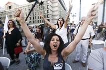 Grški volivci zavrnili varčevalni predlog trojke