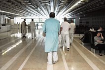 Varčevanje v jeseniški bolnišnici: enodnevni bolniki pižamo prinesejo s seboj  