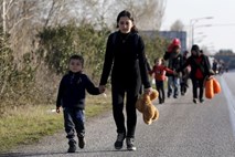 Sprememba azilne zakonodaje: Begunci v Slovenijo le  še s padalom