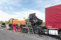 Smrtna nesreča na dolenjski avtocesti: voznik vlačilca v Darsov tovornjak