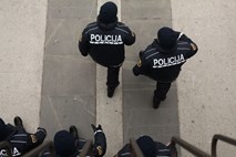 Domnevno vpleteni policist v afero Koprivnikar toži ministrstvo zaradi izredne odpovedi