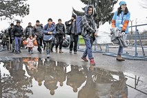 V Dobovi zahtevajo odstranitev tamkajšnjega centra za begunce, ki je nelegalno postavljen na kmetijskem zemljišču