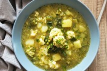 Zeleno-bela zelenjavna juha s krompirjem