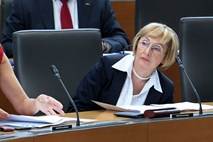  Poslanci o ministrski usodi Kolar-Celarčeve: Dovolj  podpore poslancev, še več kritik zaradi odlašanja