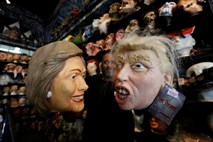 Clintonova in Trump tekmujeta, kateri se bo pri predvolilnih oglasih spustil nižje
