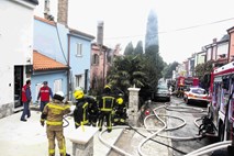 Silovita eksplozija in požar v Piranu: S kivija pobirali koščke sosedine hiše 