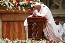 Papež med polnočnico opozoril na trpljenje in kritičen do božičnega materializma
