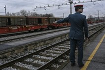 Prometniki SŽ z belo stavko ustavili železniški in potniški promet