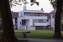 Žepna lepotica v belem je izviren dom štiričlanske ljubljanske družine  