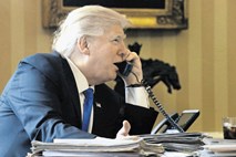 Trumpov telefonski vikend: Sladke besede, grenka dejanja