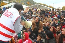 Avstrijski obrambni minister: Balkanska begunska pot še vedno ni zaprta tako, kot bi morala biti