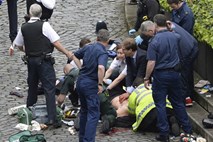 Domnevni terorist moril v osrčju Londona: tri ubil z avtom in nožem, potem so ga ustrelili