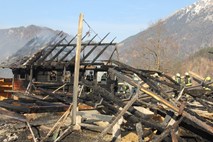 Ogenj popolnoma uničil žago, a prizanesel bližnji stanovanjski hiši