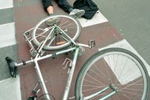 Voznica zaprla pot 52-letnemu kolesarju, ki je na kraju nesreče umrl
