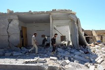 V množičnem pokolu v Siriji Islamska država usmrtila 33 oseb