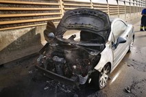 Na eni strani avtoceste goreče vozilo, na drugi prometna nesreča zaradi »firbcev«