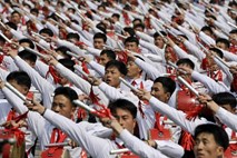 Severna Koreja na vojaški paradi ponovno opozorila, da je »pripravljena na napad z jedrskim orožjem«