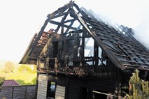 Ogenj uničil vzročno hišo družinskega podjetja Mrazles v Grličah