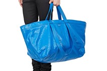 Draga modna torba tarča norčevanj, ker je videti kot Ikeina cenena  nakupovalna vreča