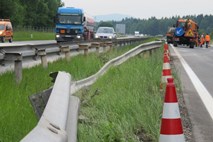 Gorenjska avtocesta zaradi prevrnjenega tovornega vozila zaprta med Radovljico in Lescami v smeri Karavank