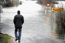 Zaradi močnega deževja do petka nevarnost poplavljanja morja in razlivanja rek