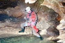 Pogrešano žensko so našli 25 metrov globoko v jami 