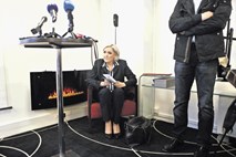 Čudni obrati Le Penove v lovu na Macrona