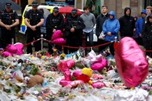 V Veliki Britaniji minuta molka za žrtve terorističnega napada, policija identificirala tretjega napadalca