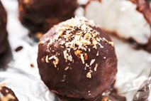 Kokosove kroglice s temno čokolado