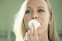 Prostoročna ščetka, ki zobe očisti v 10 sekundah