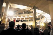 SNG Opera in balet Ljubljana: Opera na potapljajočem se splavu