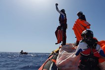 Italija ladjam z rešenimi migranti ne dovoli vplutja v pristanišča

