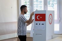 Opozicija po volitvah v Turčiji opozarja na nepravilnosti pri štetju glasovnic