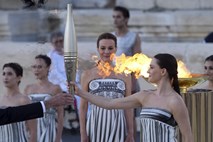 # video Grčija predala olimpijski ogenj Parizu