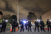 #video Protesti v ZDA: uporabili palice, podirali kovinske barikade in uporabili solzivec