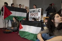 #foto Študenti nadaljujejo protestno zasedbo FDV v podporo Palestincem