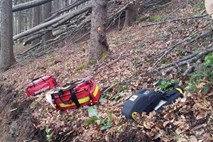 V gozdu umrl 28-letnik, policija preiskuje sum kaznivega dejanja